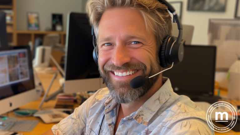 Man som säljer per telefon. Säljare med headset Mindit The House of Sales and Leadership